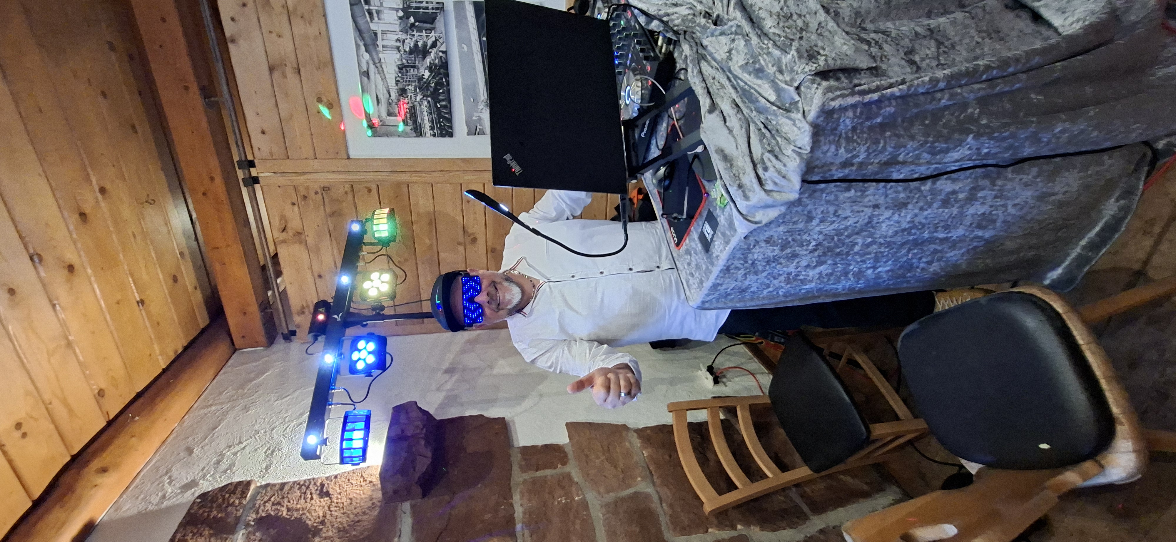 DJ-Pult und Lichttechnik von DJ Prince de Braband bei einem Event in der Westpfalz